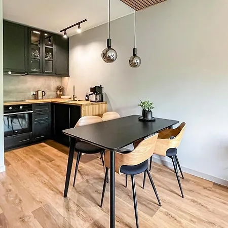 1 Bedroom Stunning In Apartment